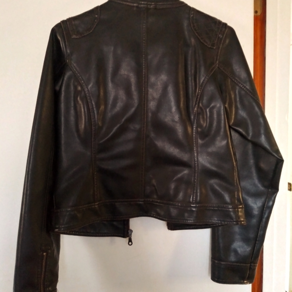 Like new. Women's brown leather jacket.